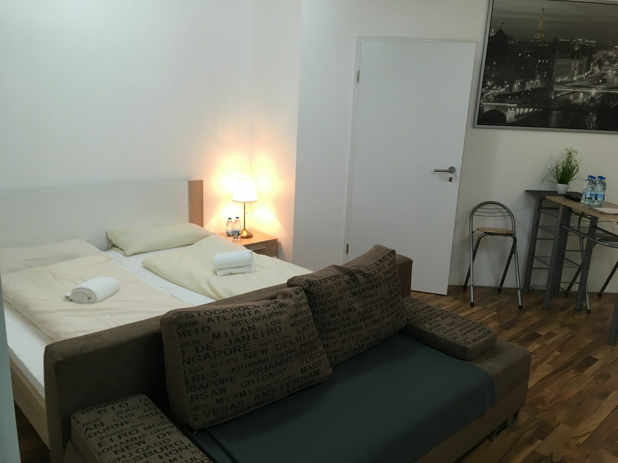 Appartement Kn Kahtan Boarding House à Munich Extérieur photo