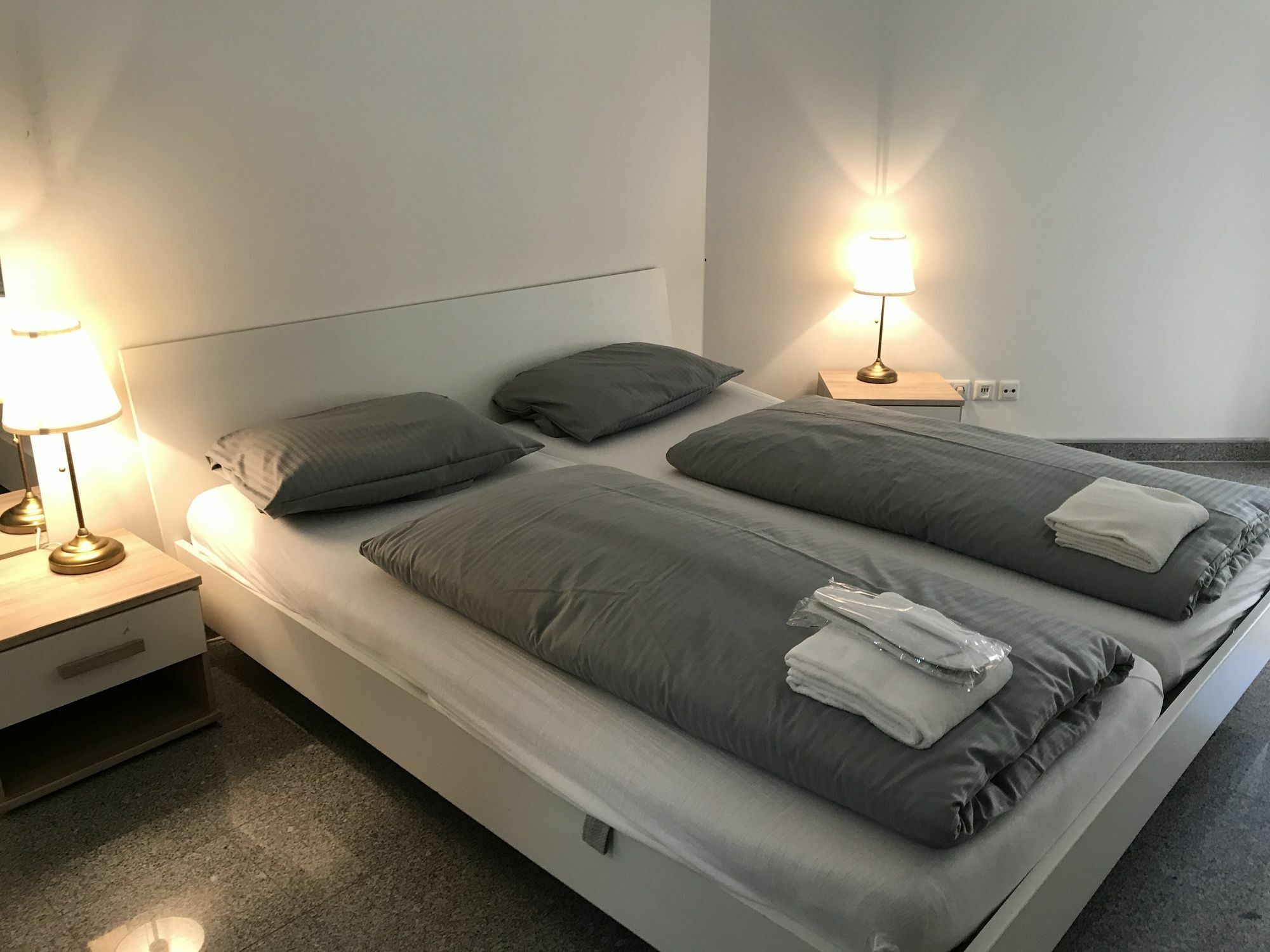 Appartement Kn Kahtan Boarding House à Munich Extérieur photo