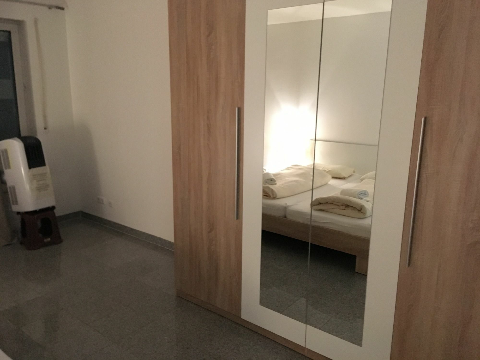 Appartement Kn Kahtan Boarding House à Munich Extérieur photo